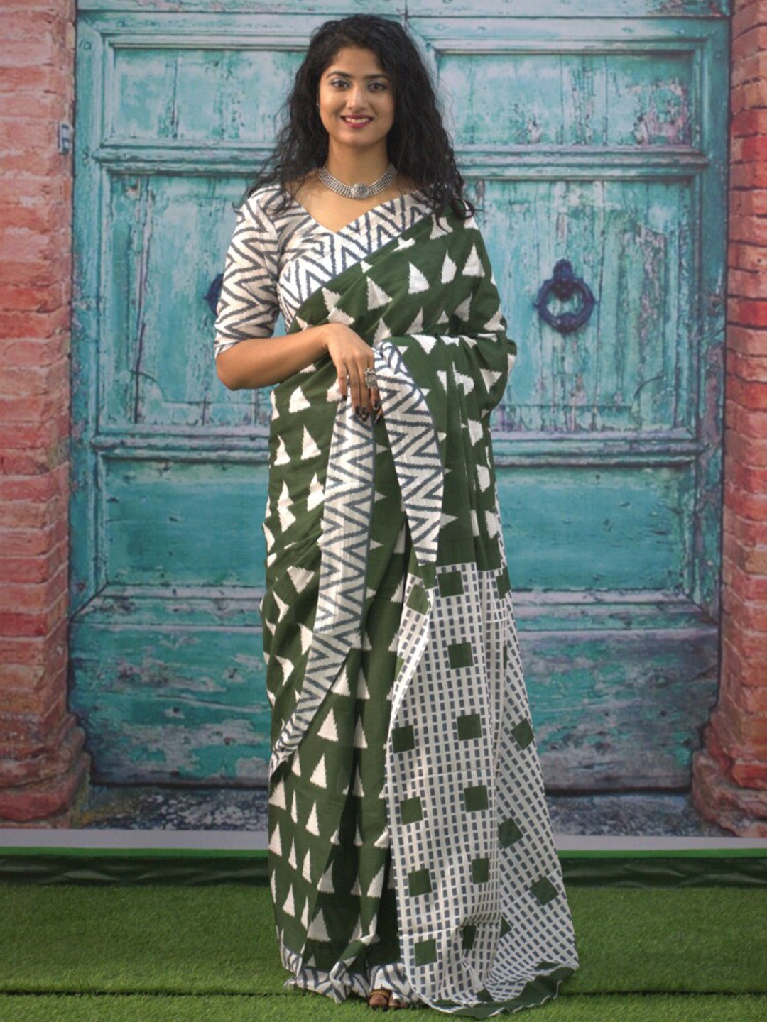 

GK FASHION Geometric Printed Pure Cotton Saree, Green