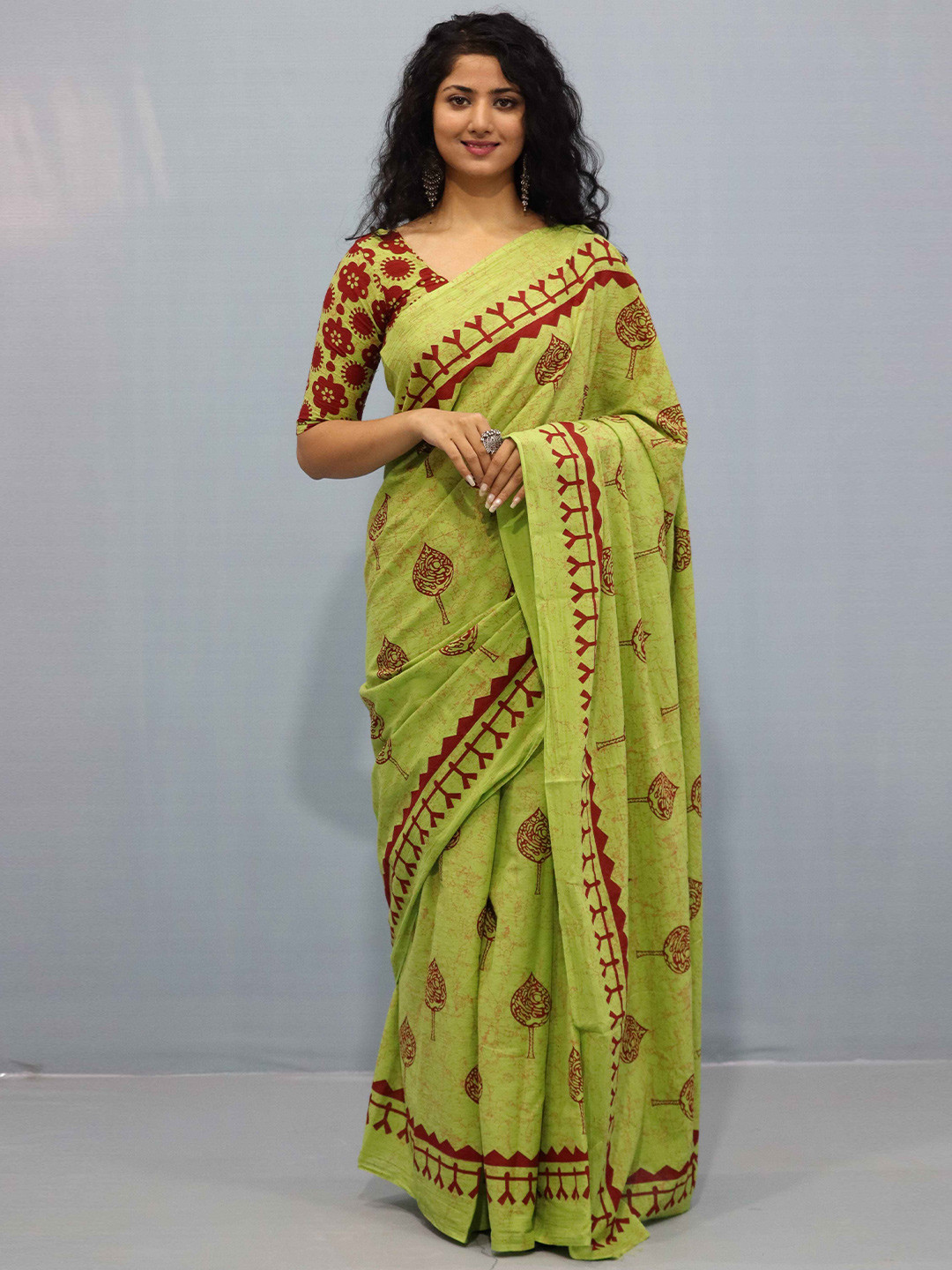

GK FASHION Floral Printed Pure Cotton Saree, Green