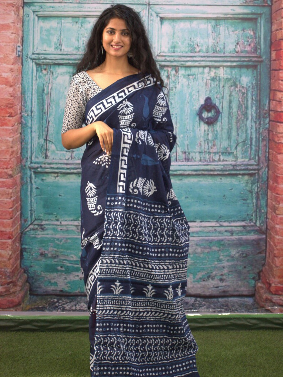 

GK FASHION Floral Printed Pure Cotton Saree, Navy blue
