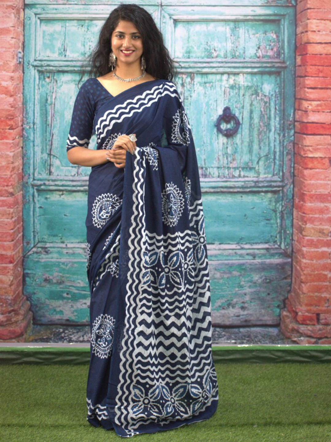 

GK FASHION Floral Printed Pure Cotton Saree, Navy blue