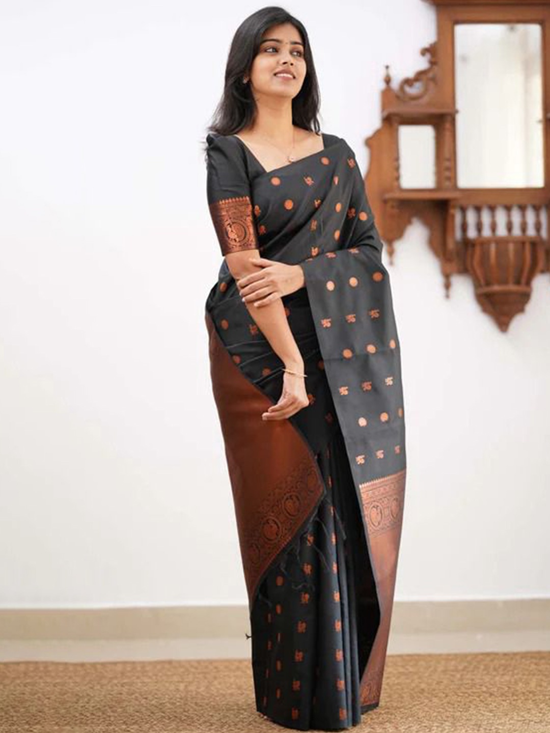 

AWRIYA Floral Woven Design Zari Banarasi Saree, Black