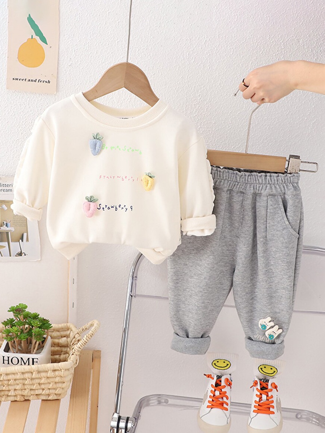 

INCLUD Girls Printed Cotton T-shirt with Trousers, Off white