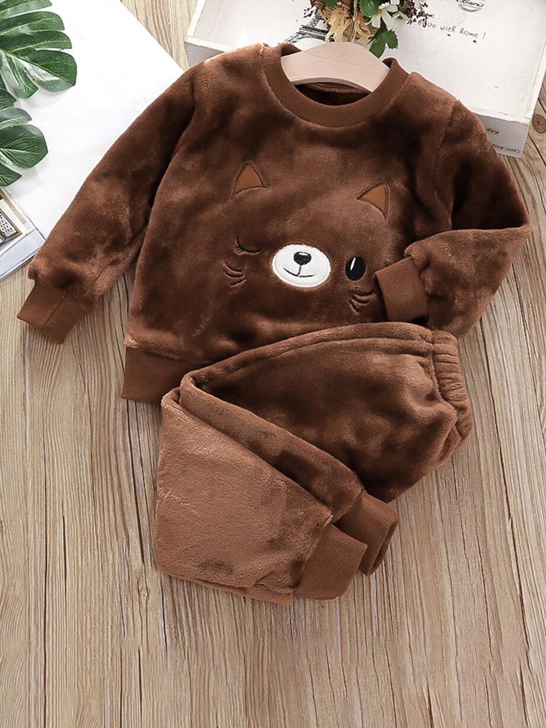 

INCLUD Girls Fleece Sweatshirt with Trousers, Brown