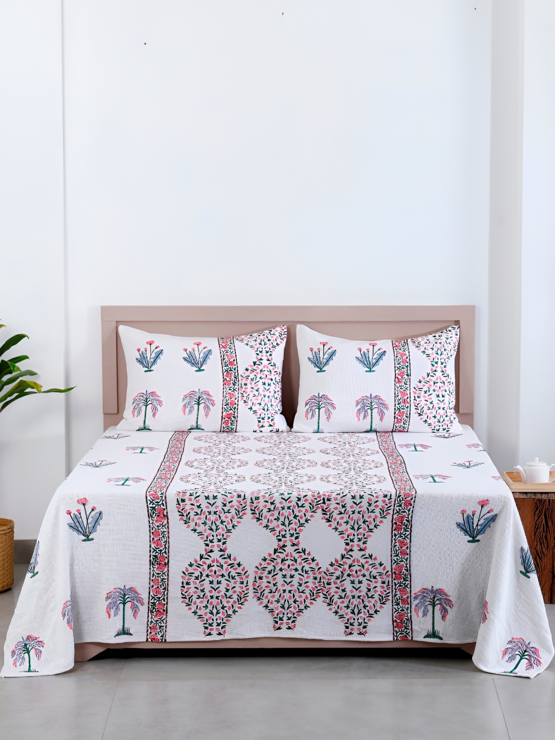 

Ravaiyaa White & Green Block Printed Cotton 300 TC King Bedsheet With 2 Pillow Covers