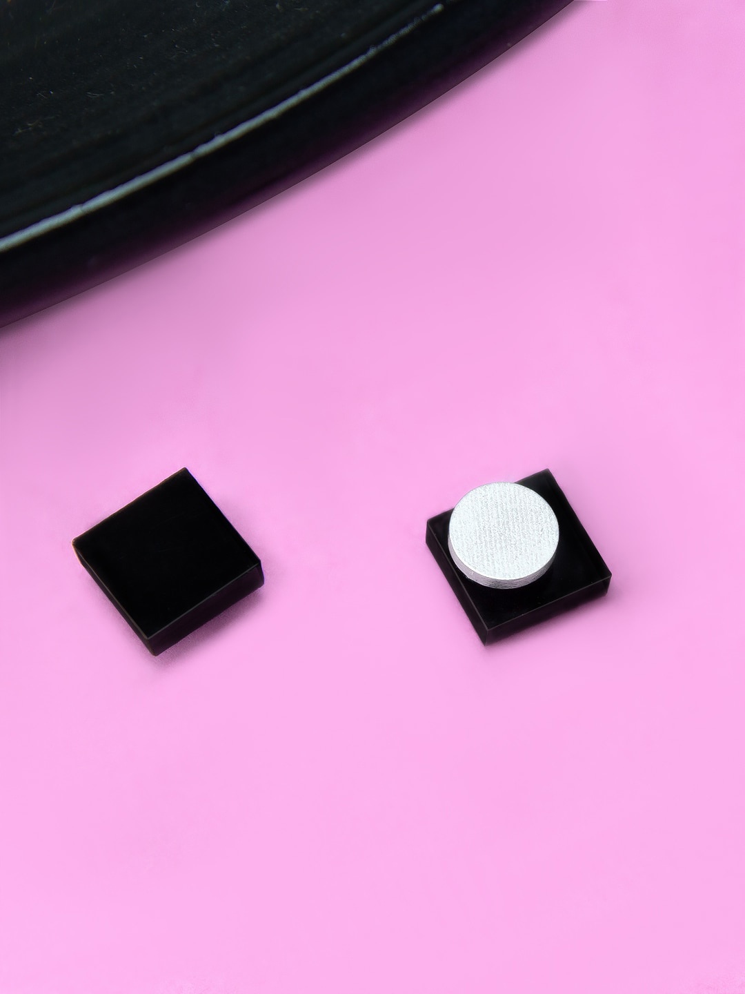 

PRIVIU Magnetic Square Stud Earrings, Black