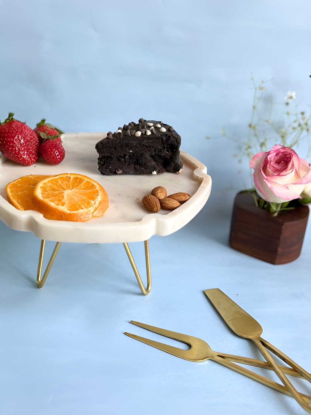 

HOMEARTE White Stoneware Easy to Clean Cake Stand