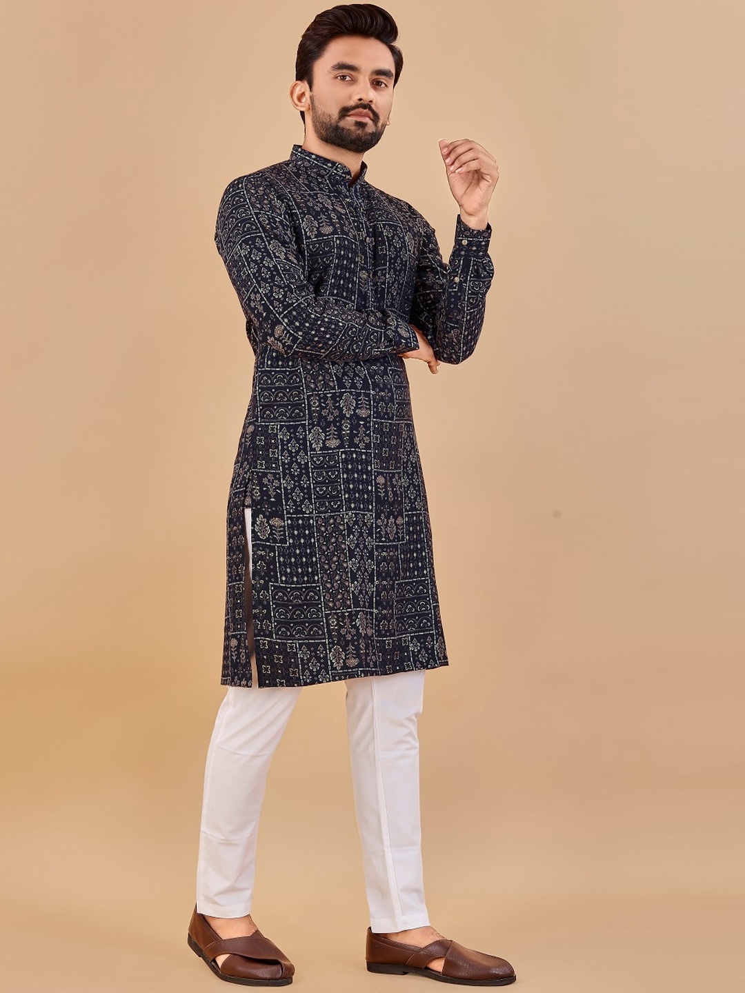 

BAESD Men Geometric Sequinned Kurta, Navy blue