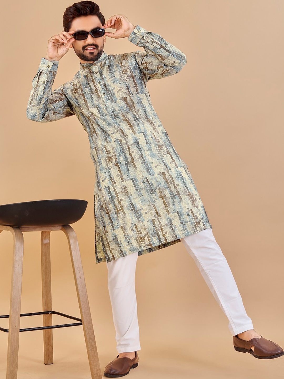 

BAESD Men Yoke Design Keyhole Neck Flared Sleeves Thread Work Kurta, Multi