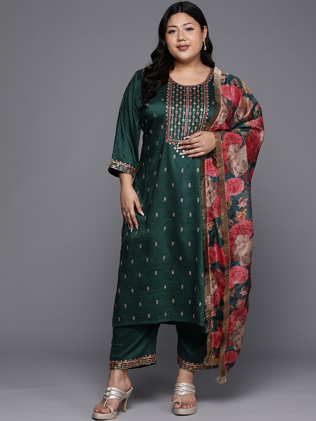 

Sztori Plus Size Floral Embroidered Straight Kurta & Trousers With Dupatta, Green