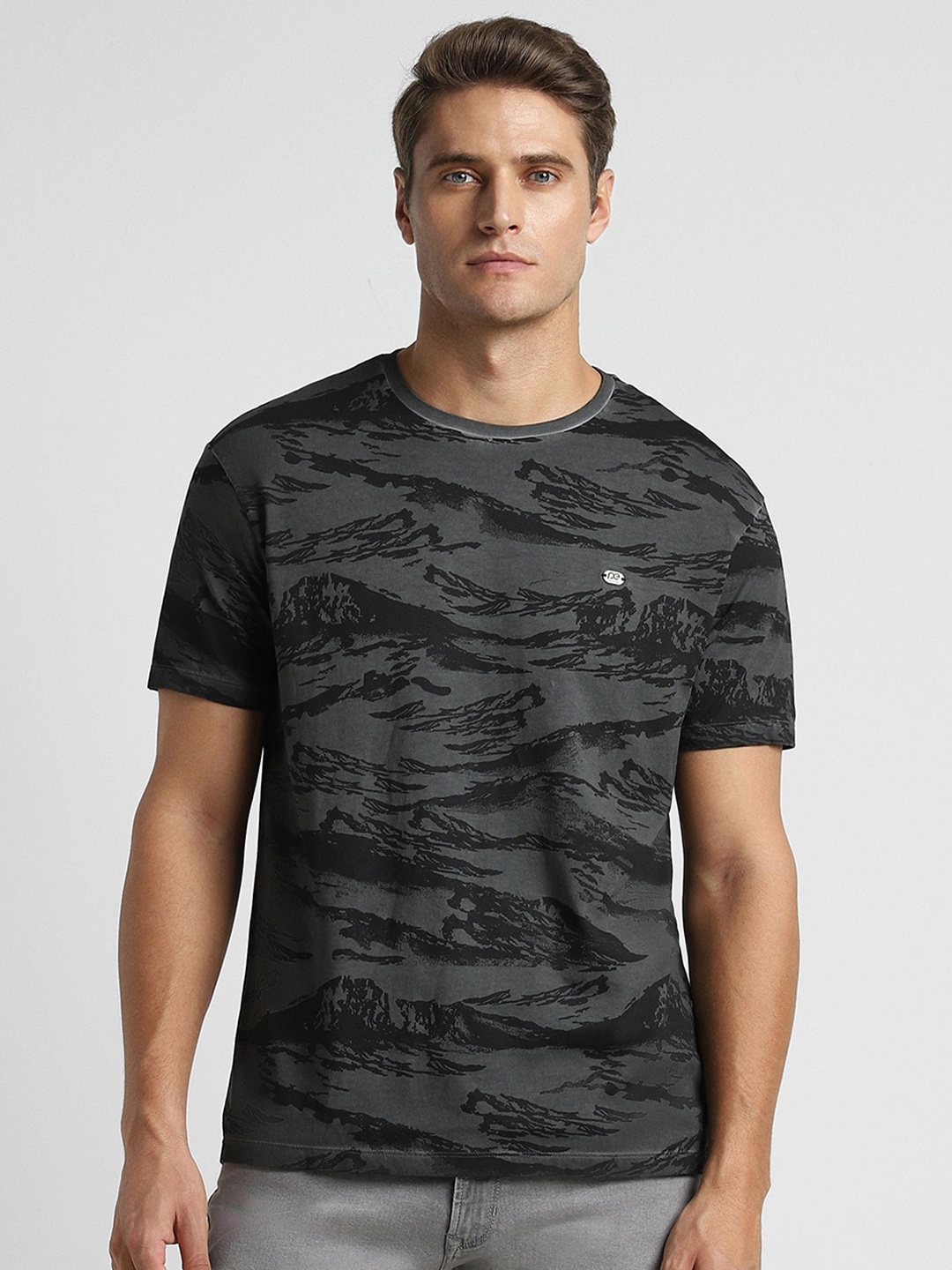 

Peter England Casuals Men Typography Printed Pockets T-shirt, Grey