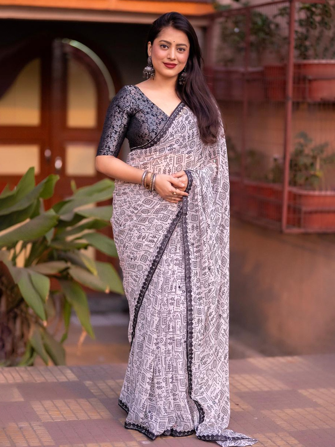 

STAVA CREATION Geometric Printed Saree, Black