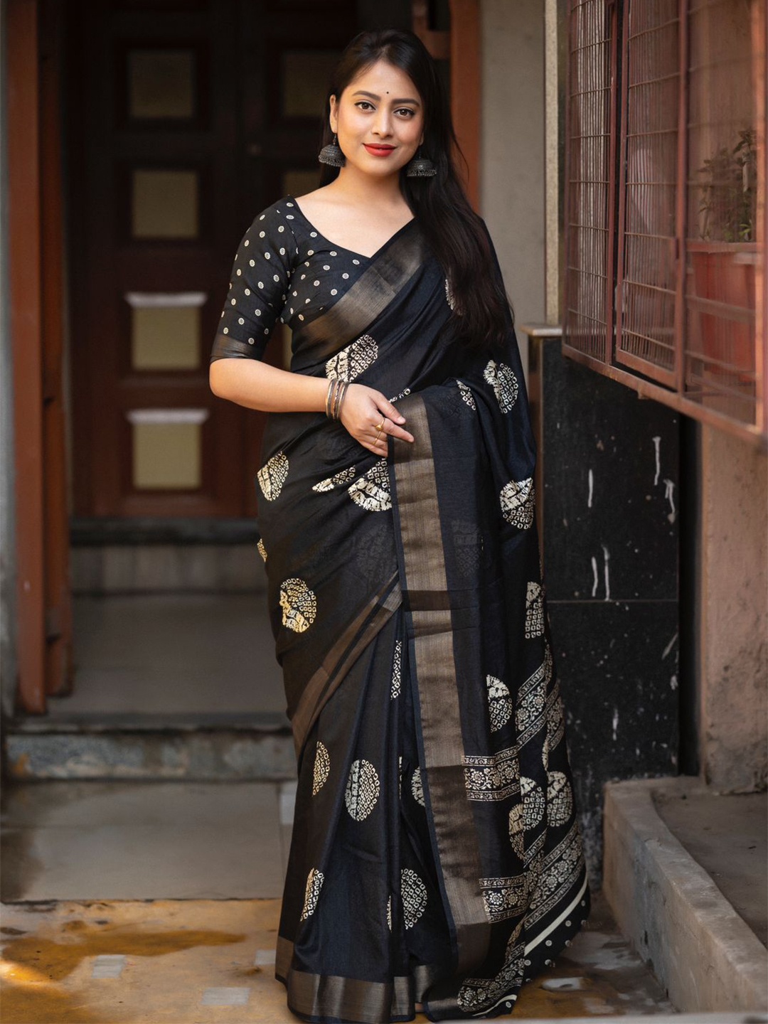 

STAVA CREATION Geometric Printed Zari Saree, Black