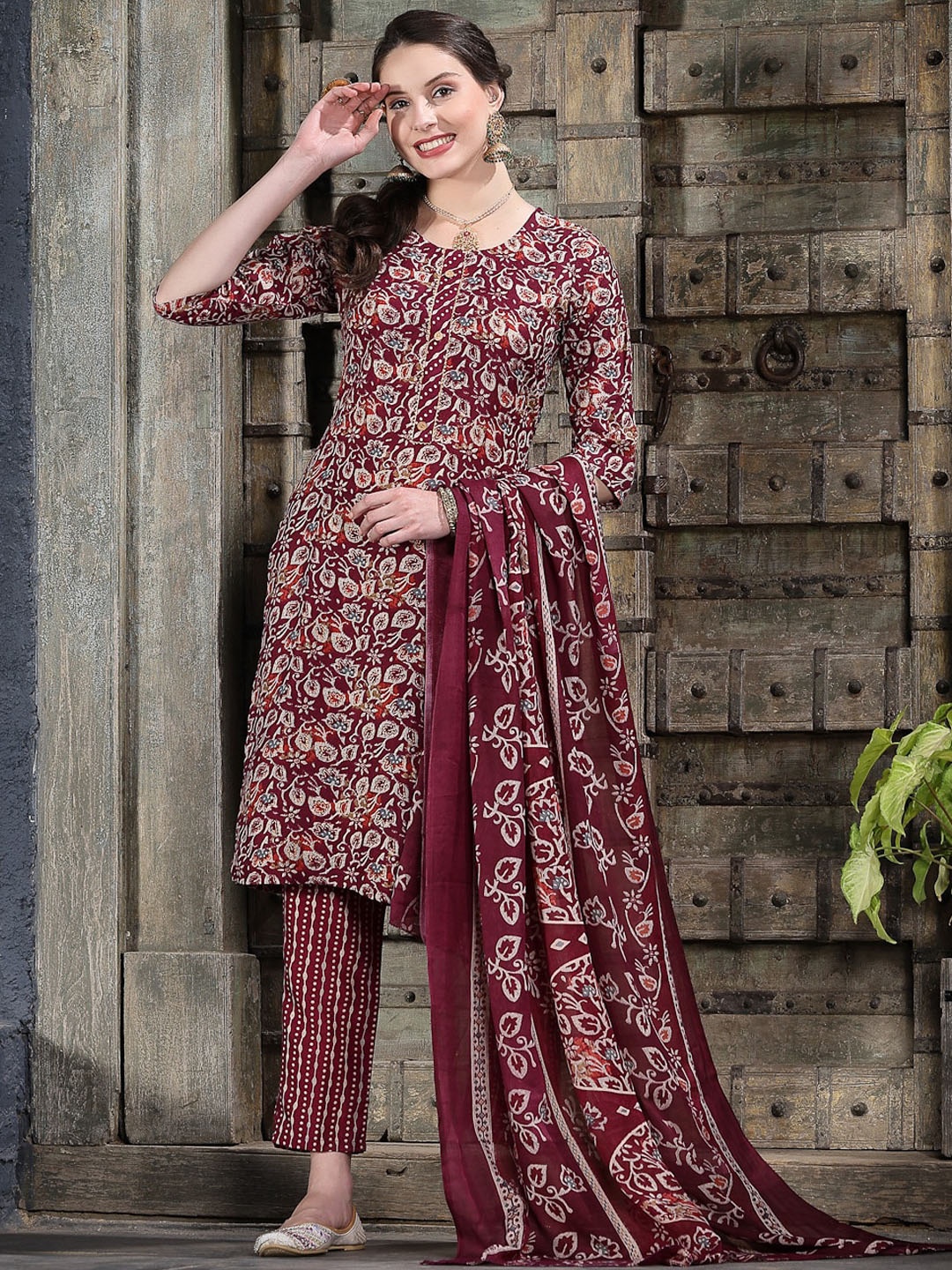 

Stylum Maroon & White Floral Printed Straight Kurta & Trousers With Dupatta
