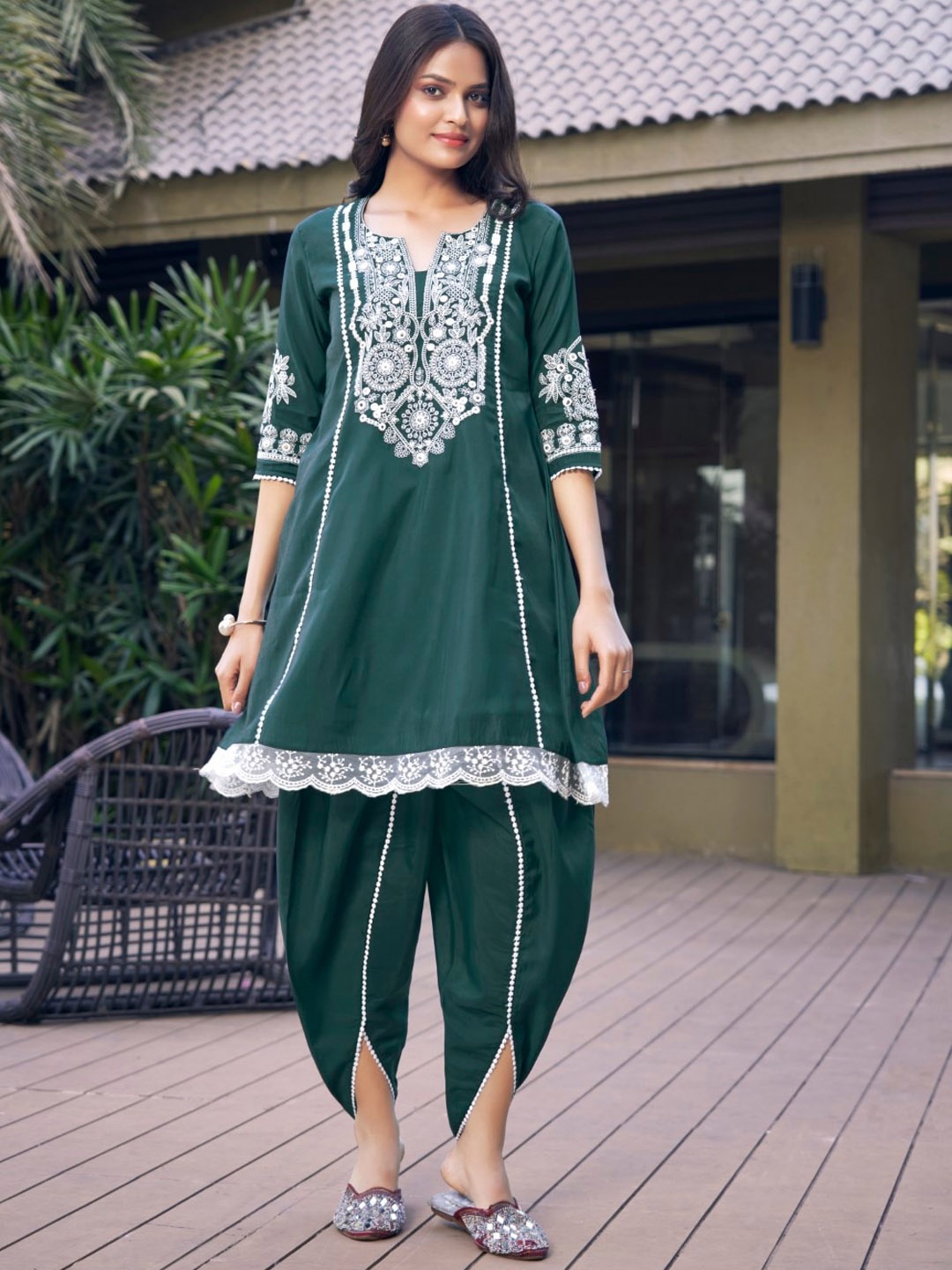 

HOUSE OF MIRA Ethnic Motifs Round Neck Three-Quarter Sleeves Chanderi Silk Kurta Set, Green