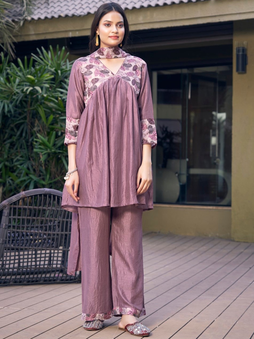 

HOUSE OF MIRA Floral Yoke Design V-Neck Three-Quarter Sleeves Chanderi Silk Kurti Set, Pink