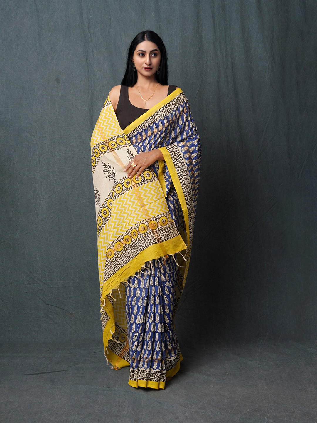 

Unnati Silks Floral Printed Handloom Bagru Saree, Blue