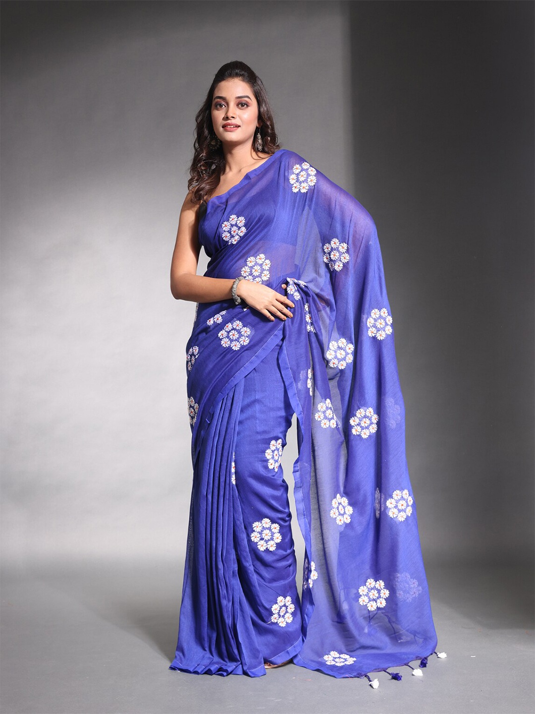 

Charukriti Floral Embroidered Pure Cotton Saree, Blue