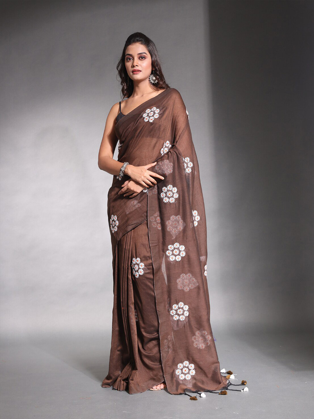 

Charukriti Ethnic Motifs Embroidered Pure Cotton Saree, Brown