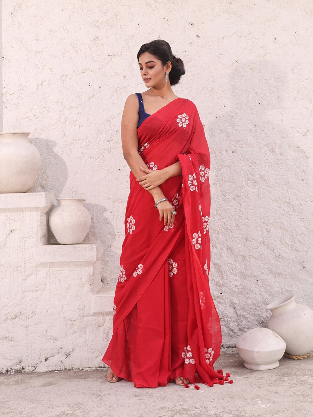 

Charukriti Floral Embroidered Pure Cotton Saree, Red