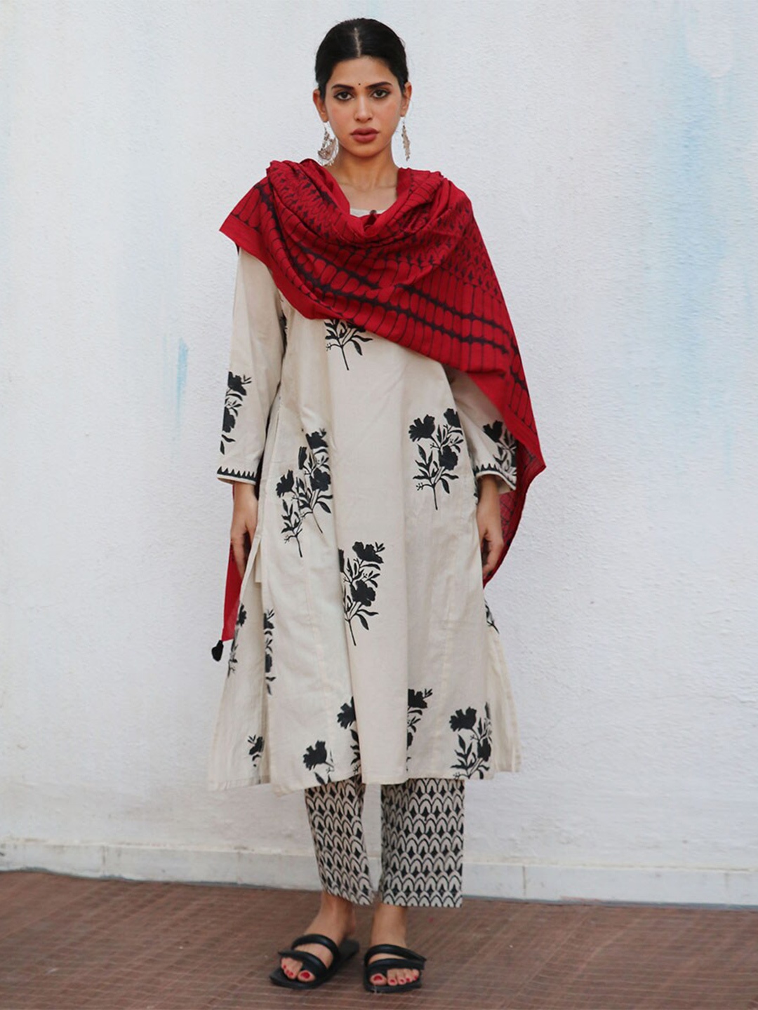 

Chidiyaa Ethnic Motifs Block Printed Pure Cotton Dupatta, Red