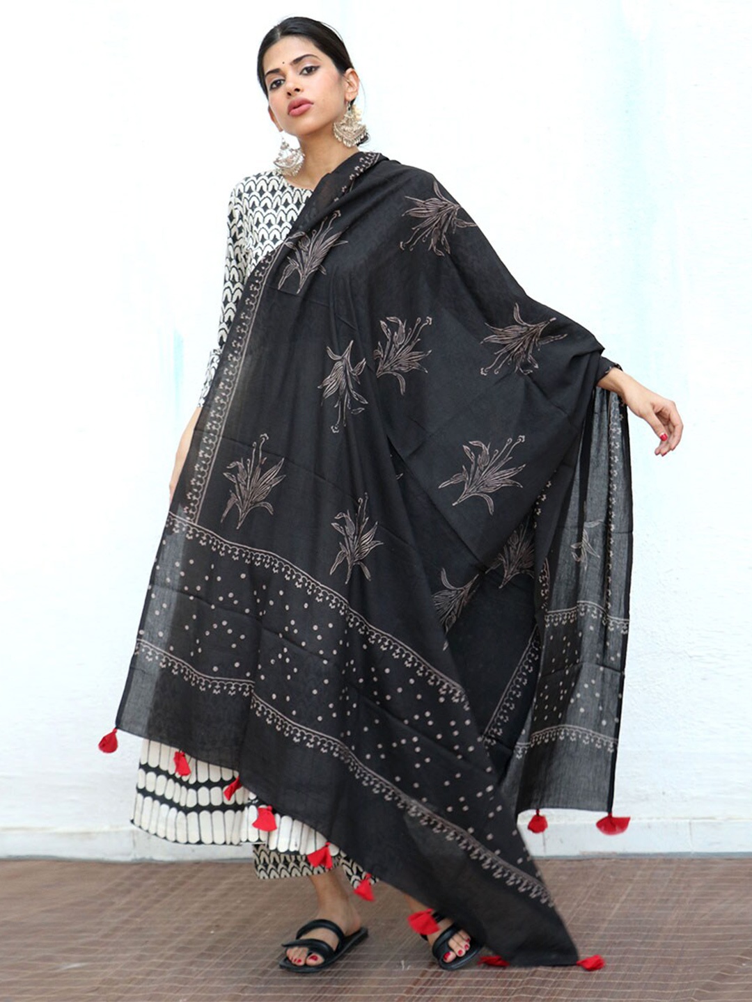 

Chidiyaa Mareesha Ethnic Motifs Block Print Pure Cotton Dupatta, Black