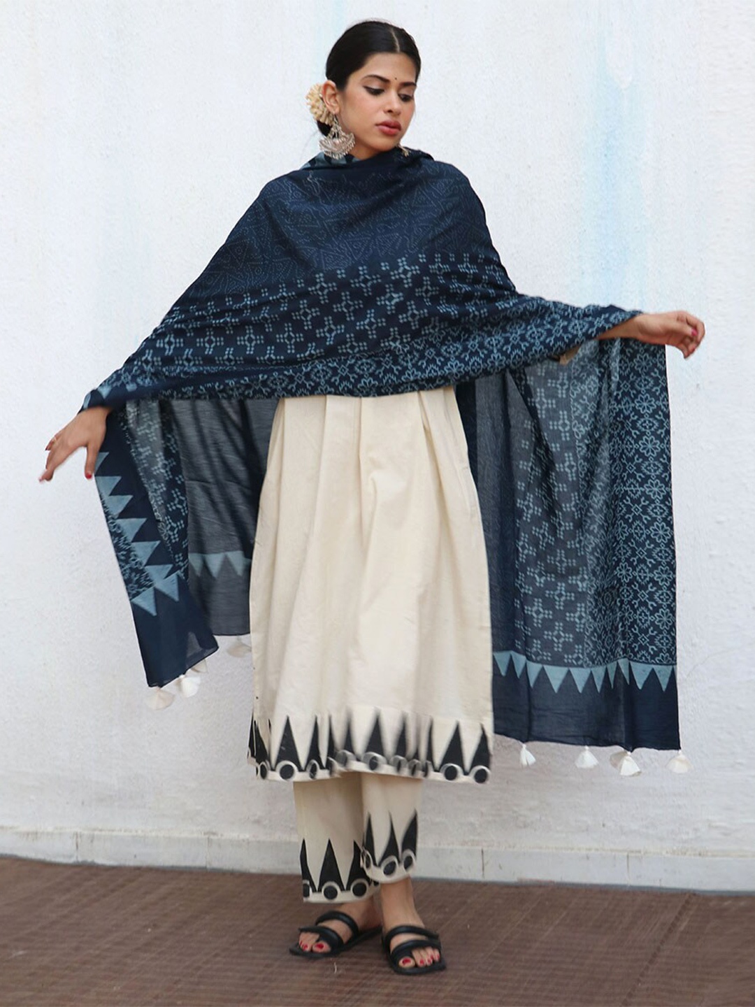 

Chidiyaa Delia Ethnic Motifs Block Print Pure Cotton Dupatta, Navy blue