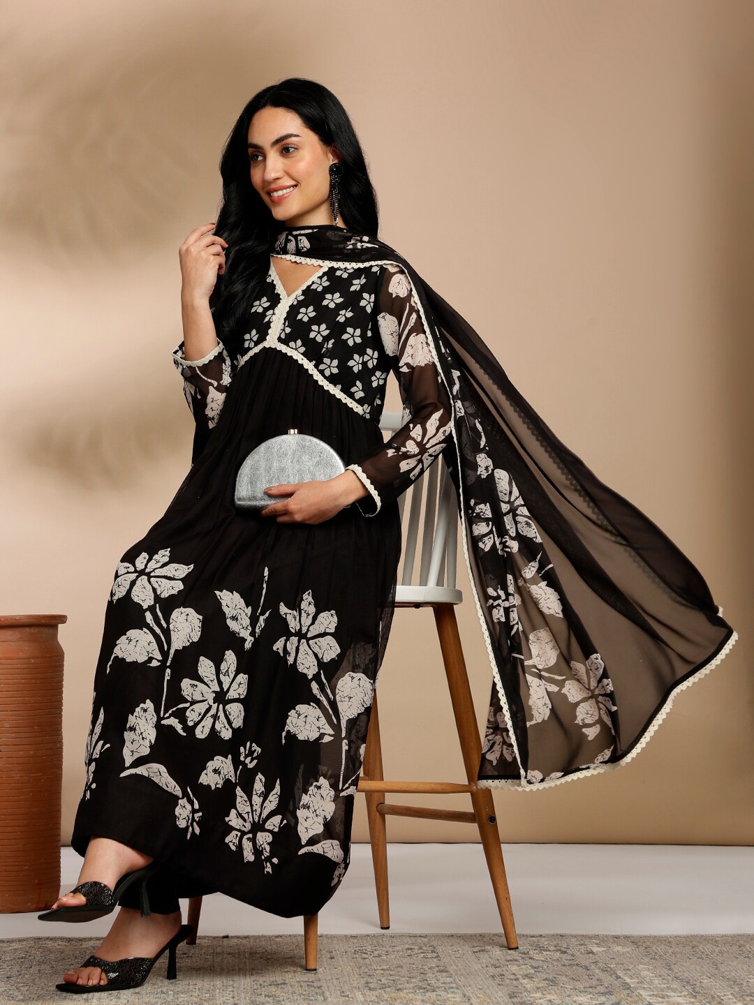

Anouk Floral Printed Empire Thread Work Kurta with Trousers & Dupatta, White