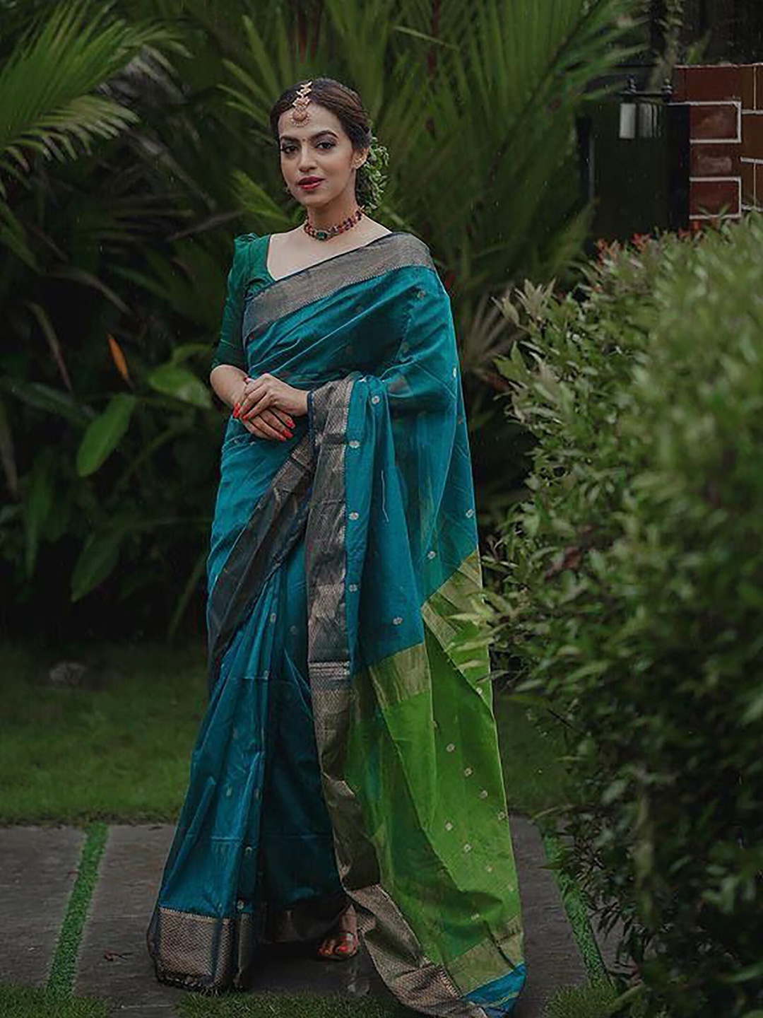 

KALINI Ethnic Motif Woven Design Banarasi Zari Saree, Green