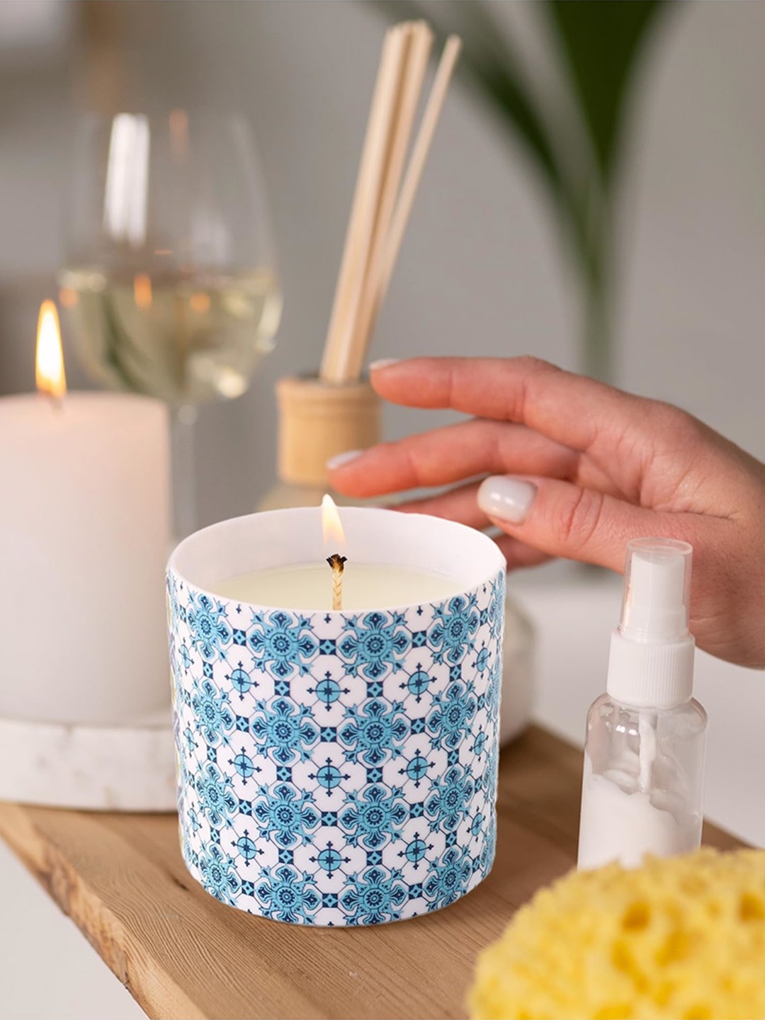 

UMAI Blue & White 46 Hrs Scented Jar Candle