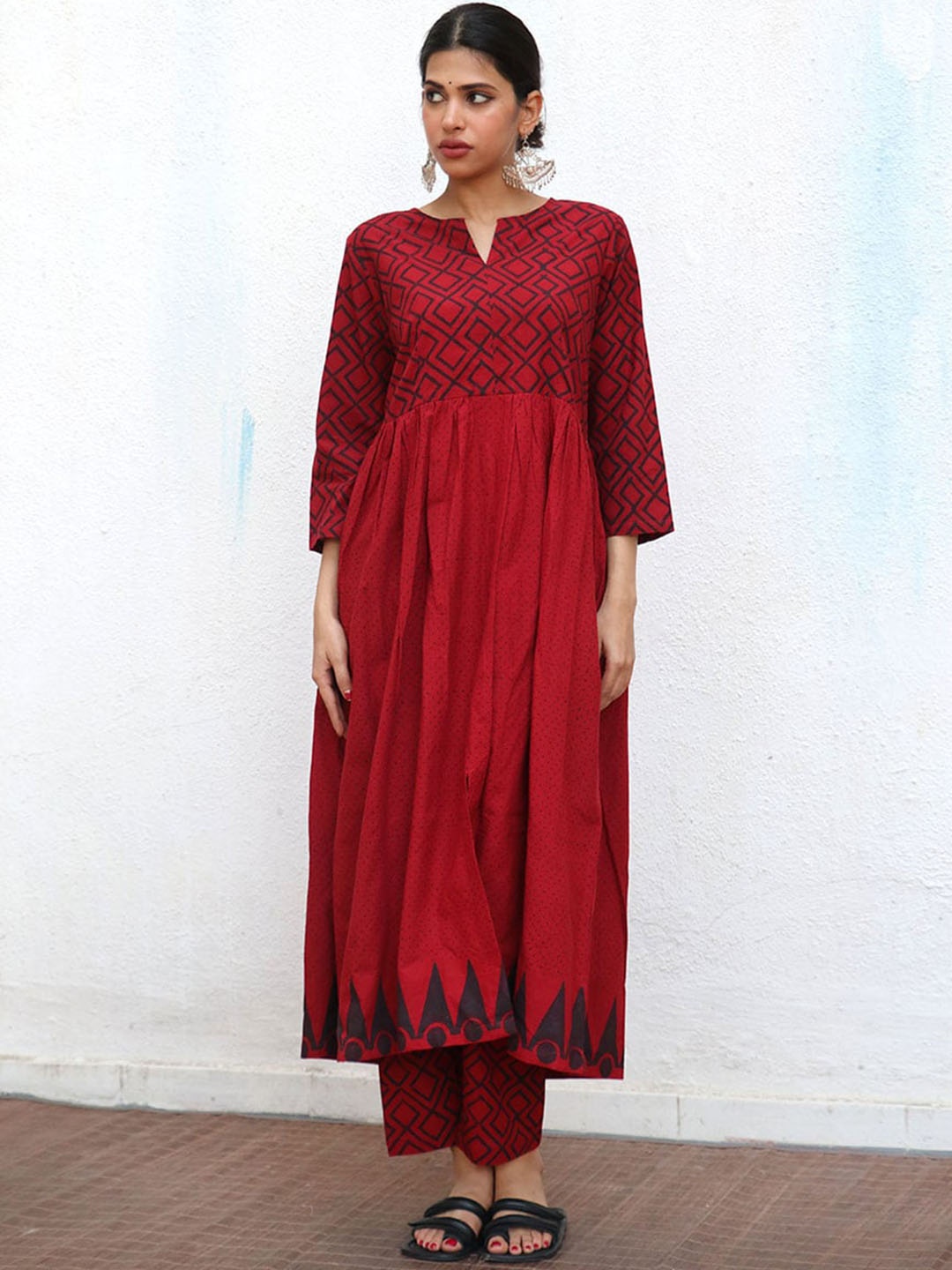 

Chidiyaa Printed Regular Pure Cotton Kurta with Trousers, Red