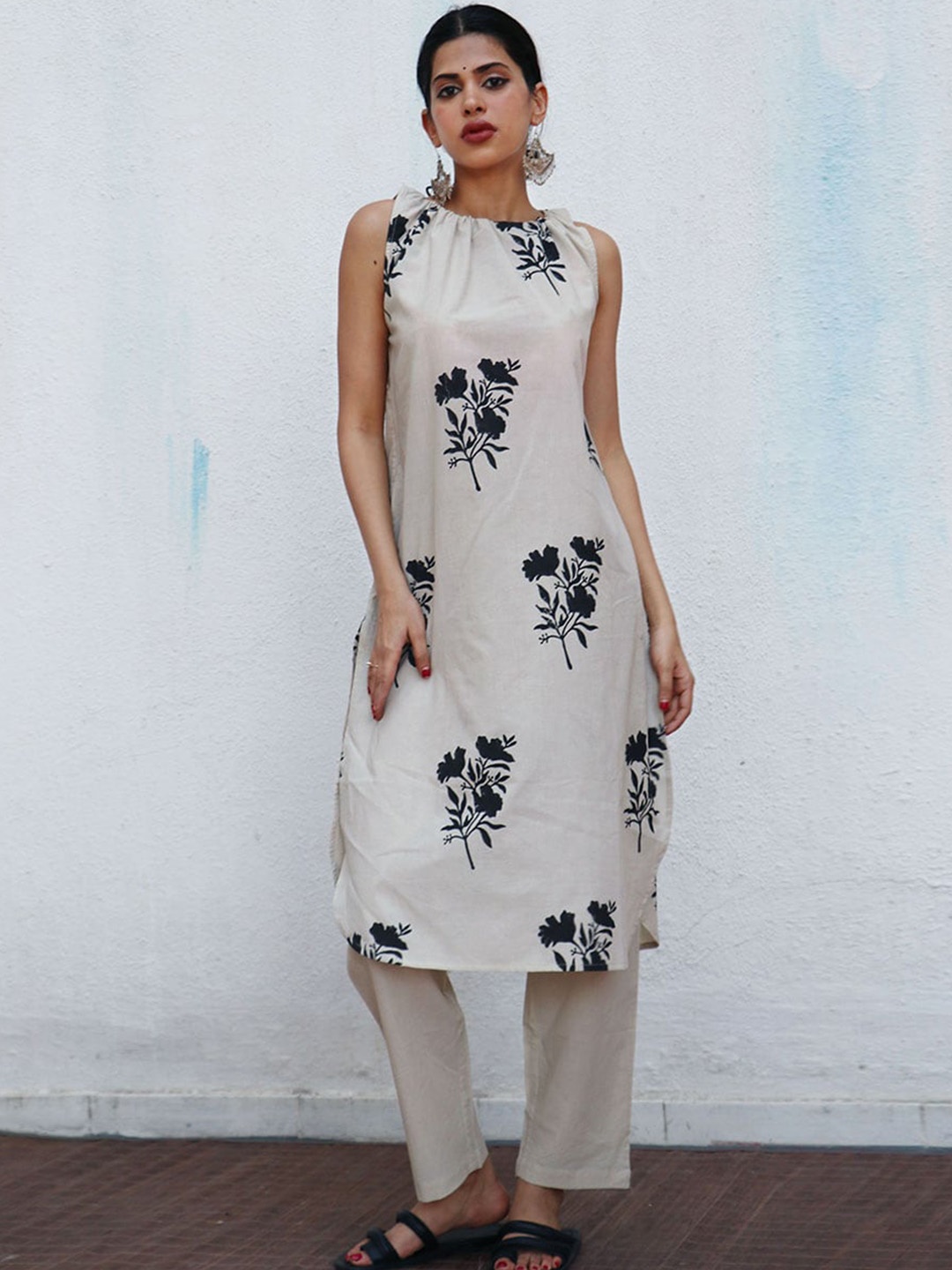 

Chidiyaa Floral Printed Regular Pure Cotton Kurta with Trousers, Beige