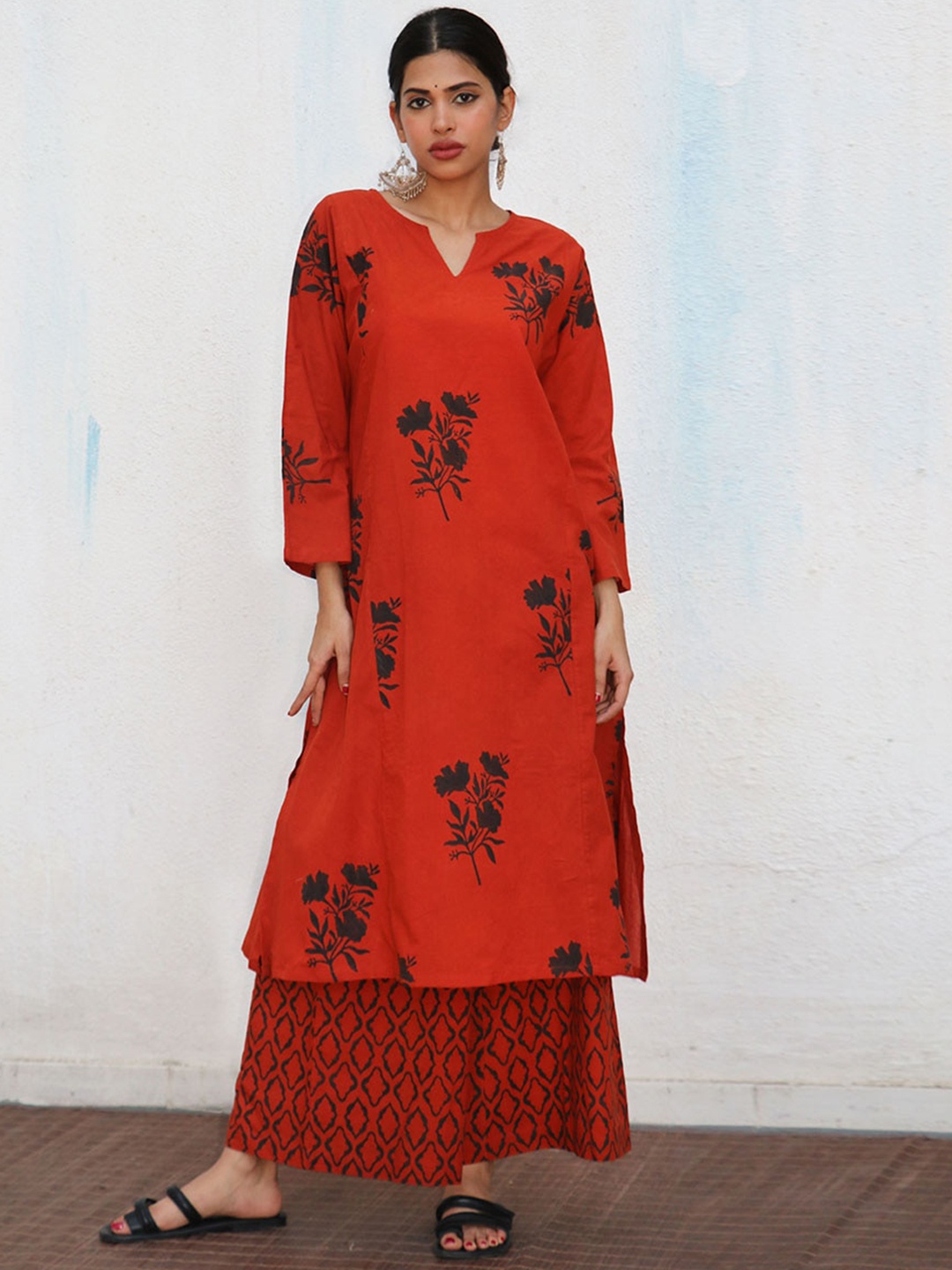 

Chidiyaa Floral Printed Regular Pure Cotton Kurta with Palazzos, Red