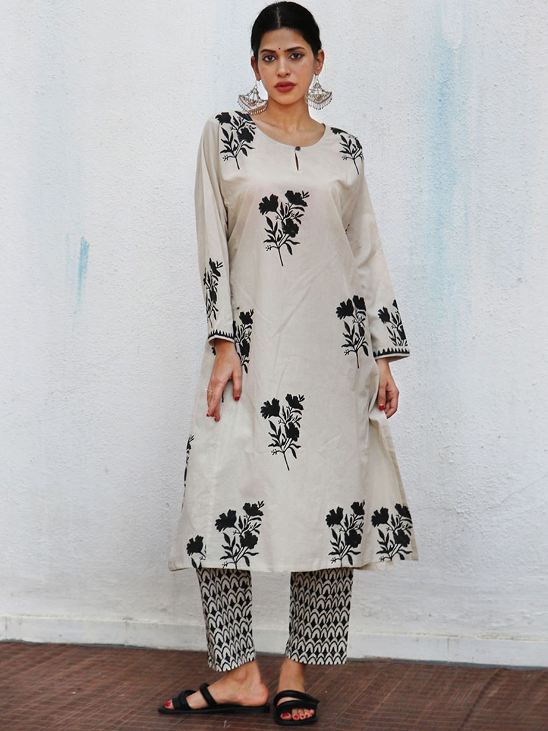 

Chidiyaa Floral Printed Regular Pure Cotton Kurta with Trouser, Off white