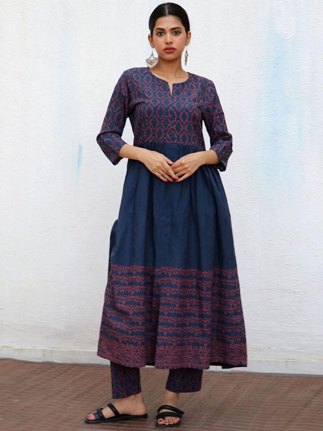 

Chidiyaa Women Ethnic Motifs Printed Regular Pure Cotton Kurta with Trousers, Navy blue