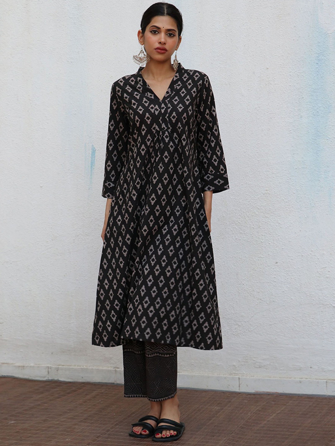 

Chidiyaa Printed Regular Pure Cotton Kurta with Trousers, Black