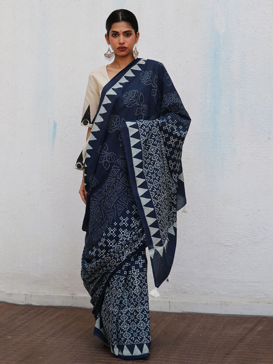 

Chidiyaa Floral Printed Pure Cotton Block Print Saree, Blue