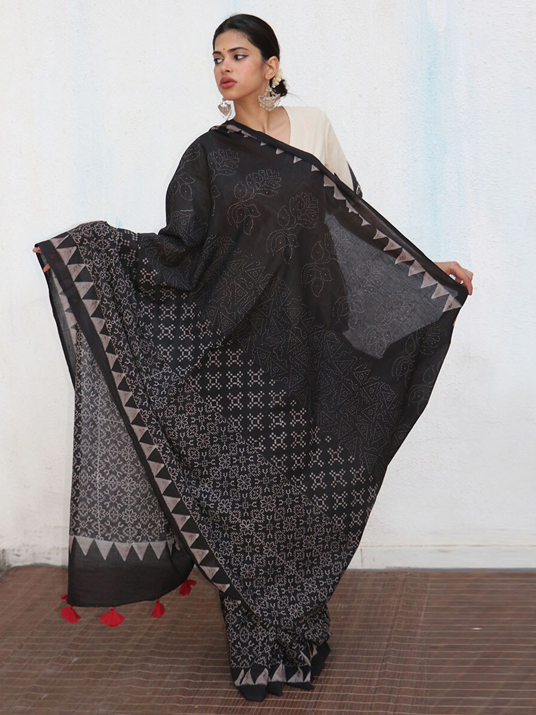 

Chidiyaa Bandhani Printed Pure Cotton Block Print Saree, Black