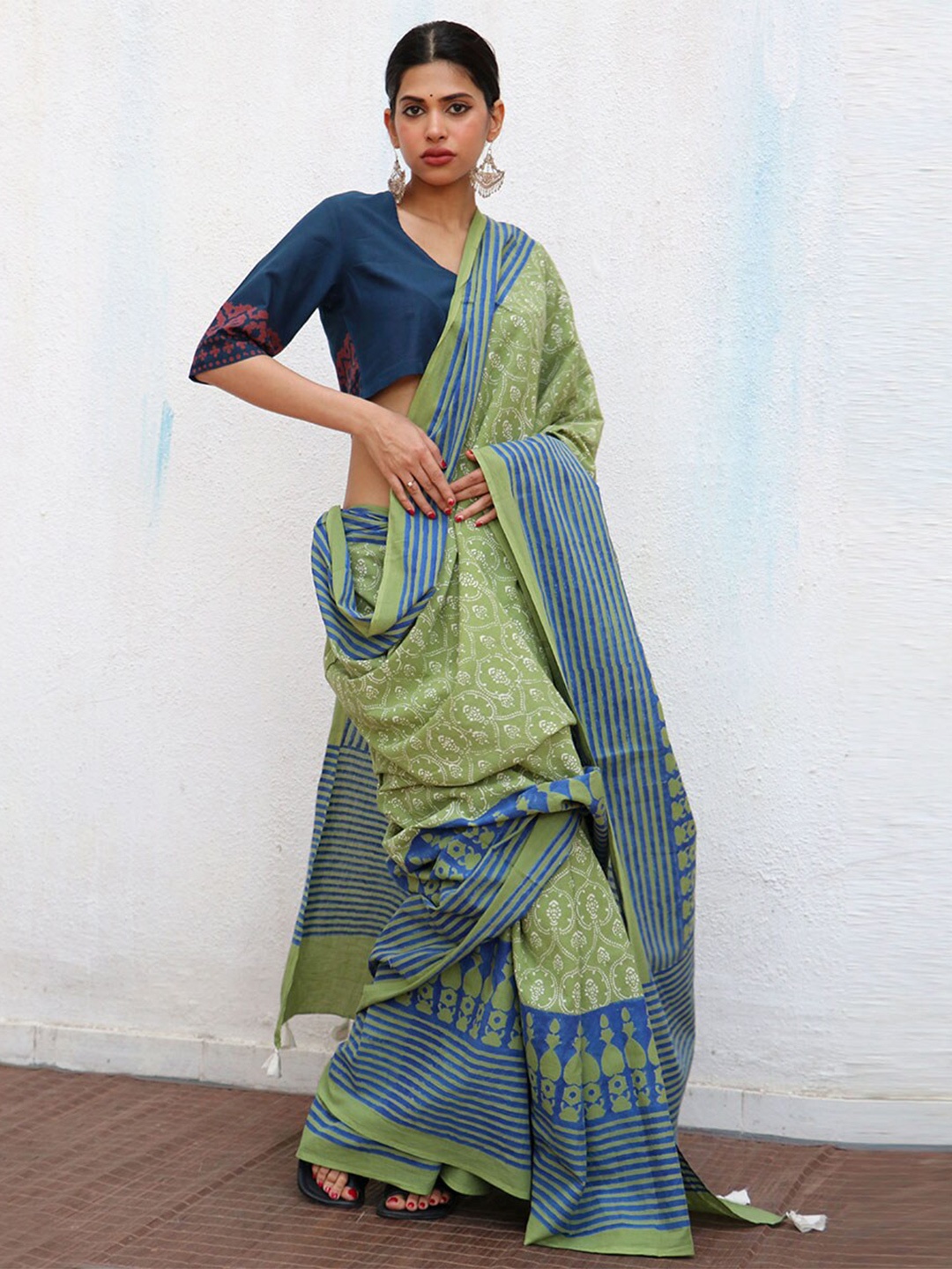 

Chidiyaa Geometric Printed Pure Cotton Block Print Saree, Green