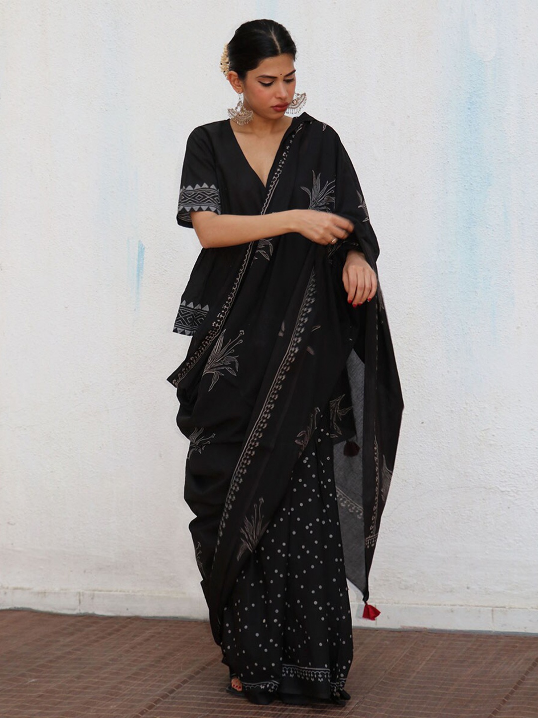 

Chidiyaa Ethnic Motifs Printed Pure Cotton Block Print Saree, Black