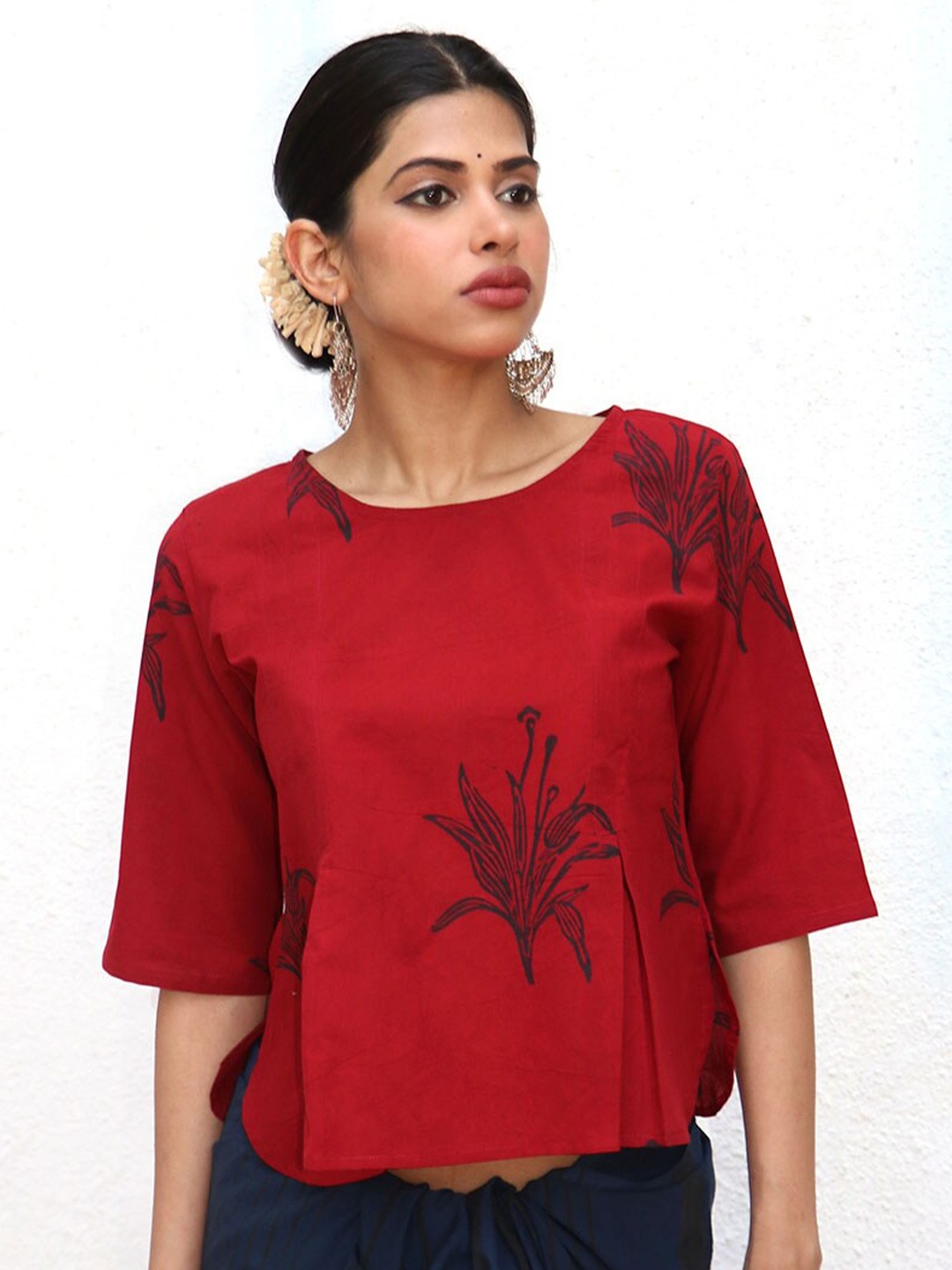 

Chidiyaa Sanchari Floral Print Round Neck Pure Cotton Top, Red