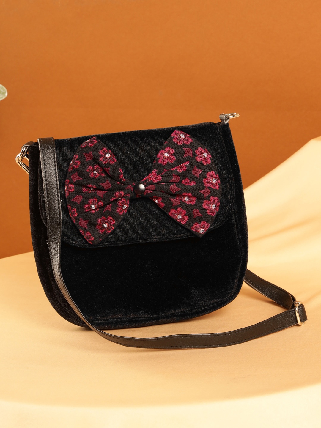 

DEEBACO Half Moon Sling Bag, Black