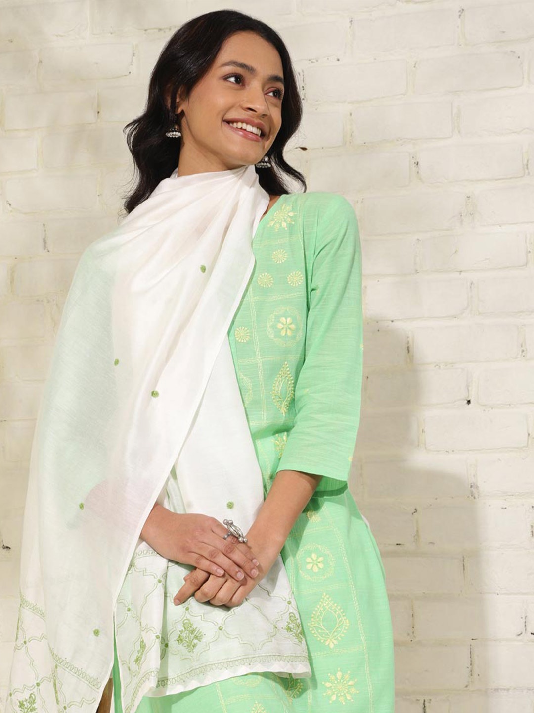 

Fabindia Floral Embroidered Cotton Silk Chikankari Stole, White