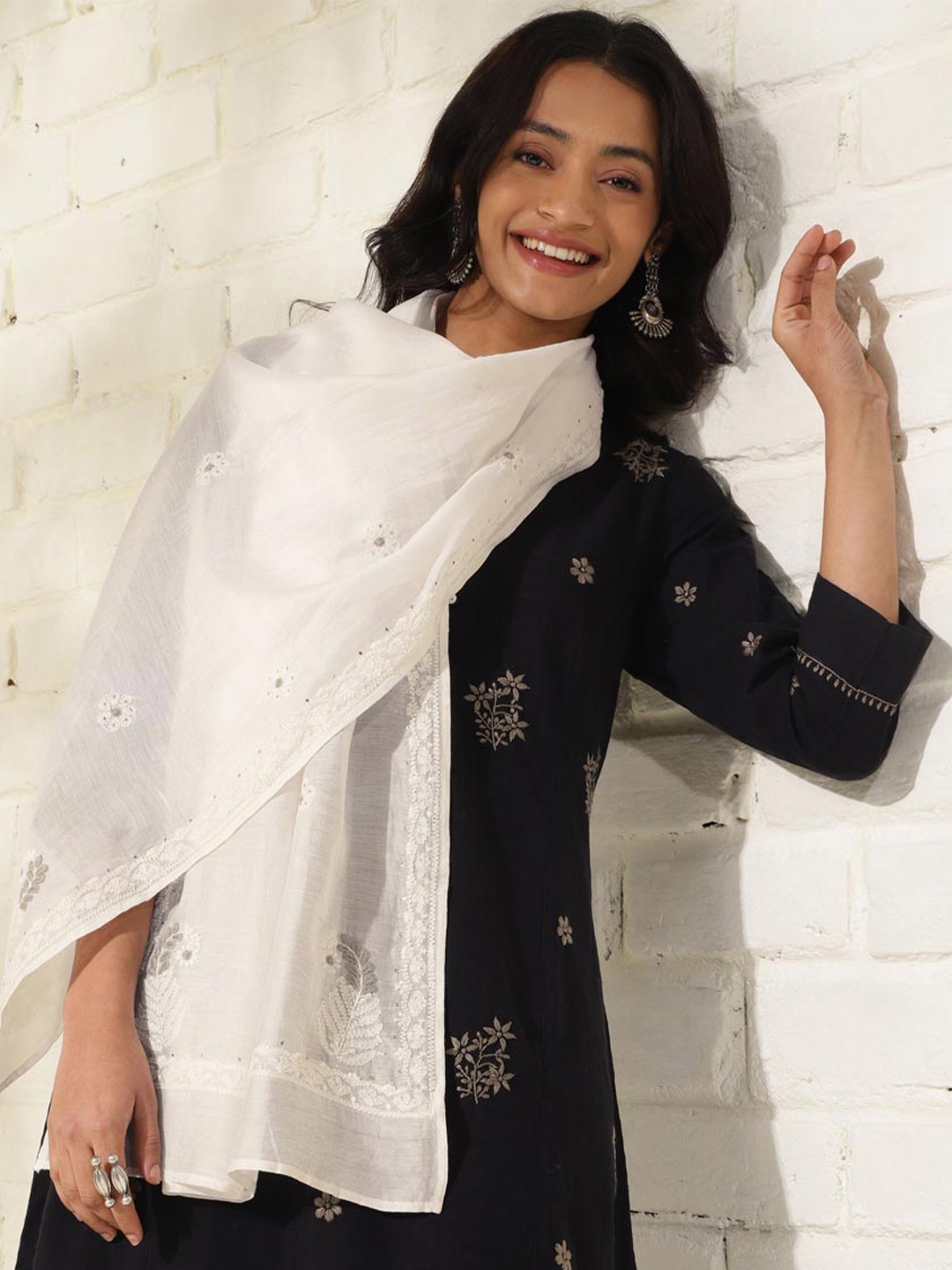 

Fabindia Floral Embroidered Cotton Silk Chikankari Stole, White