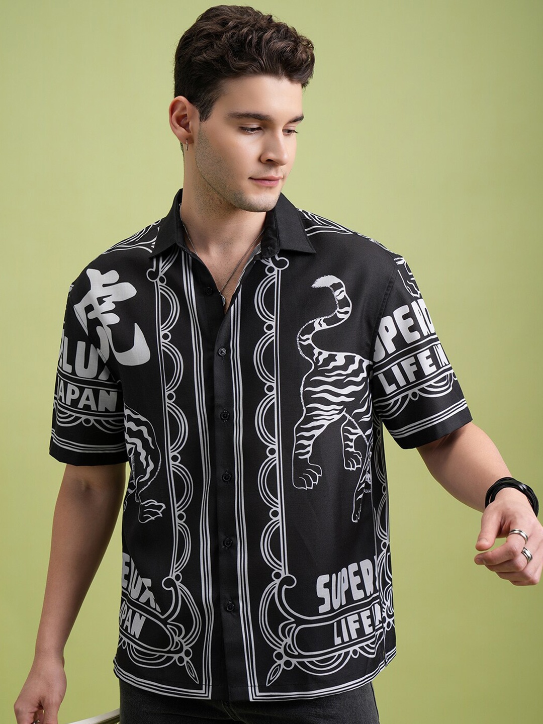 

Highlander Men Printed Oversized Shirt, Black