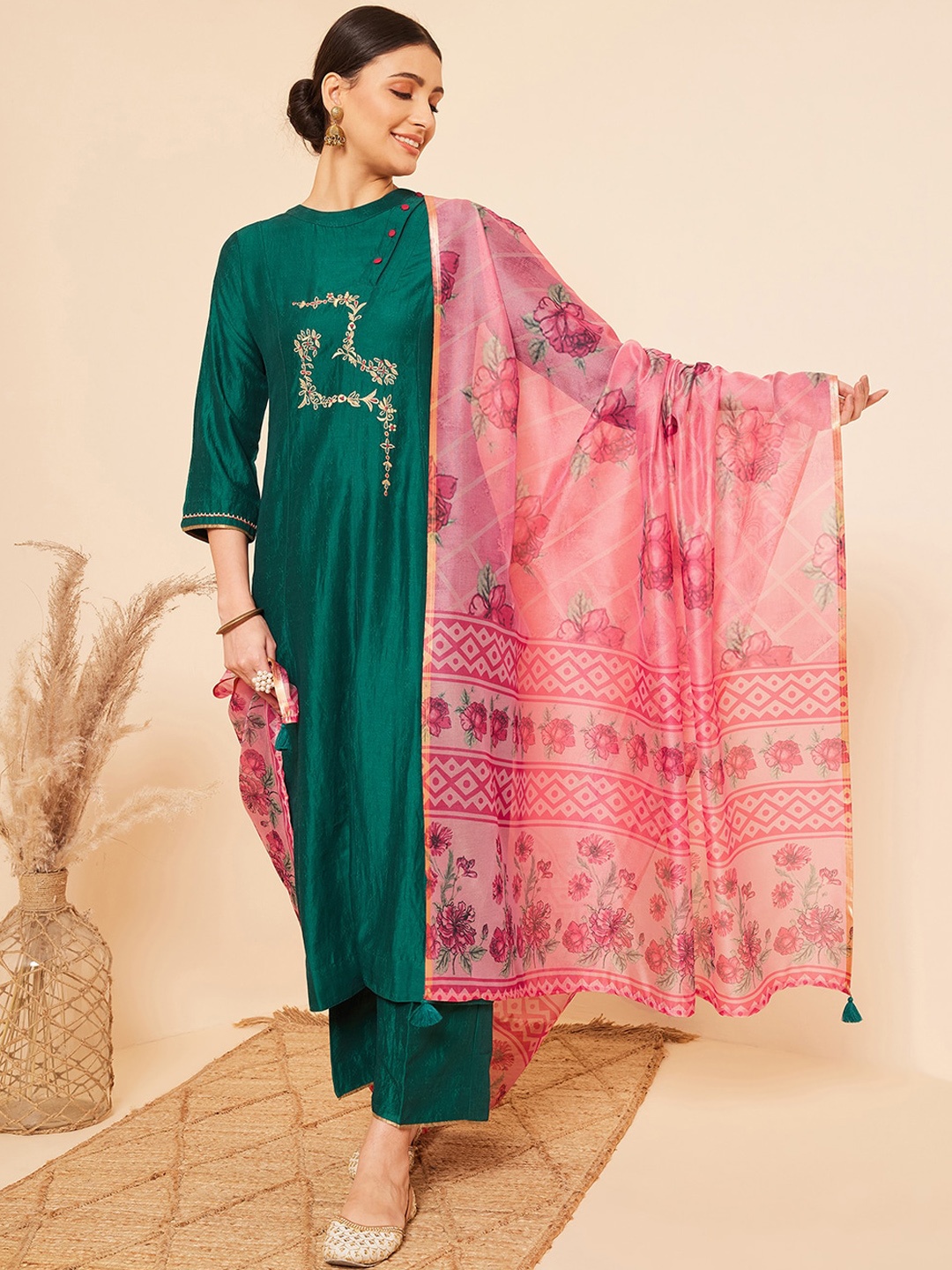

STADO Round Neck Floral Embroidered Kurta with Trousers & Dupatta, Green
