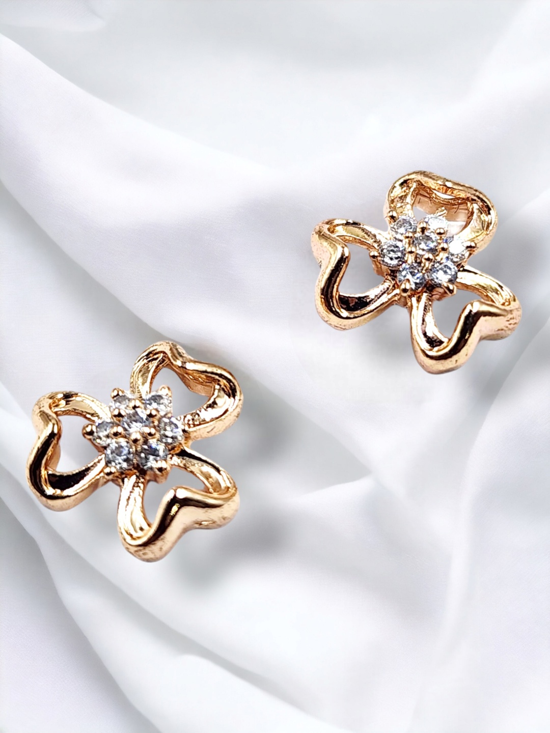 

DressBerry White CZ Rose Gold-Plated Rose Gold-Plated Contemporary Studs Earrings