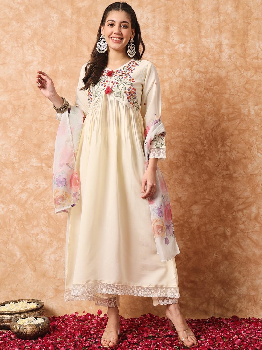 

Momina Fashion Floral Embroidered Straight Thread Work Kurta with Trousers & Dupatta, Off white