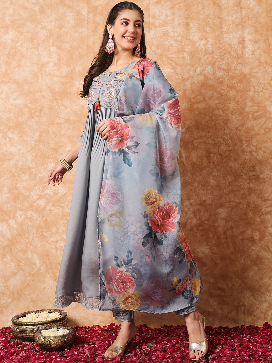 

Momina Fashion Floral Embroidered Regular Thread Work Straight Kurta & Trousers & Dupatta, Grey
