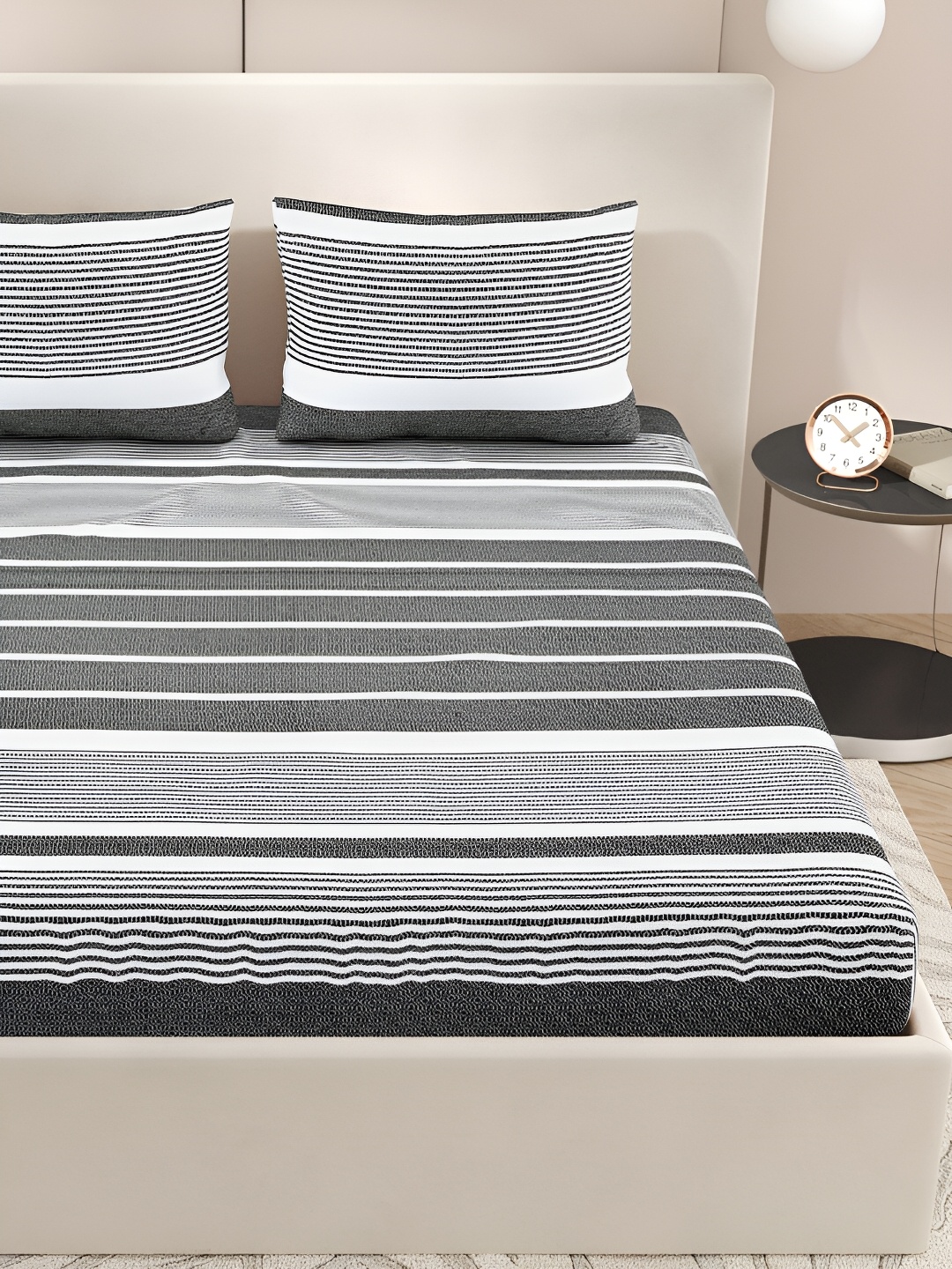

Aura Grey & White Geometric 144 TC Cotton Queen Bedsheet with 2 Pillow Covers