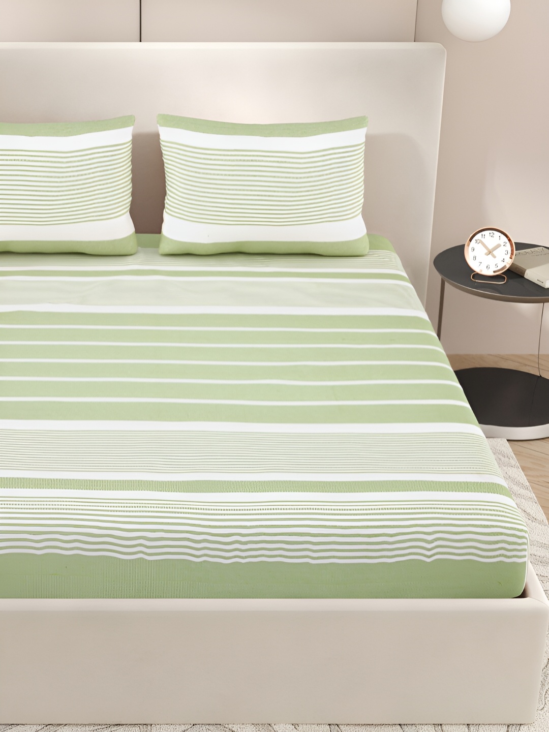 

Aura Green & White Geometric 144 TC Cotton Queen Bedsheet with 2 Pillow Covers